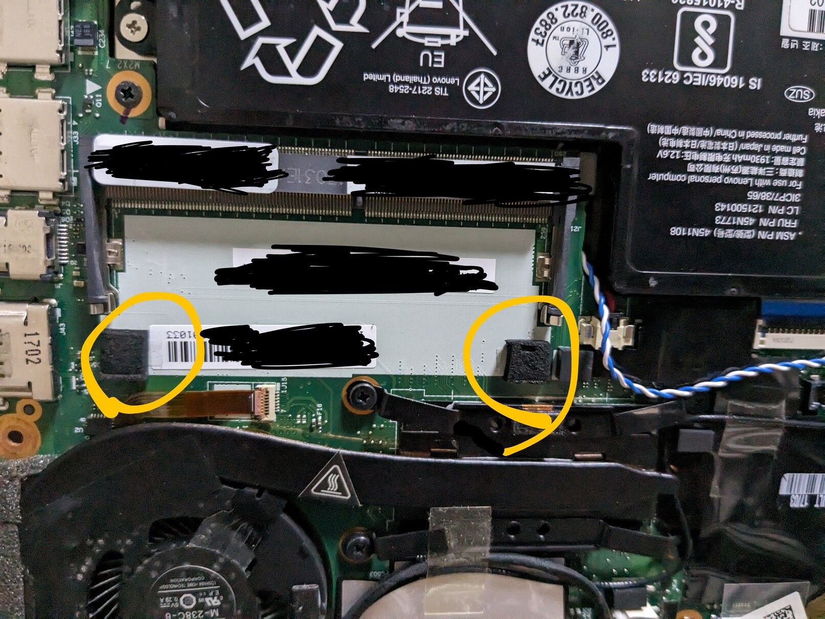 ThinkPad X260の基板が写っており、スポンジがメモリが置かれるところの左右に配置されている